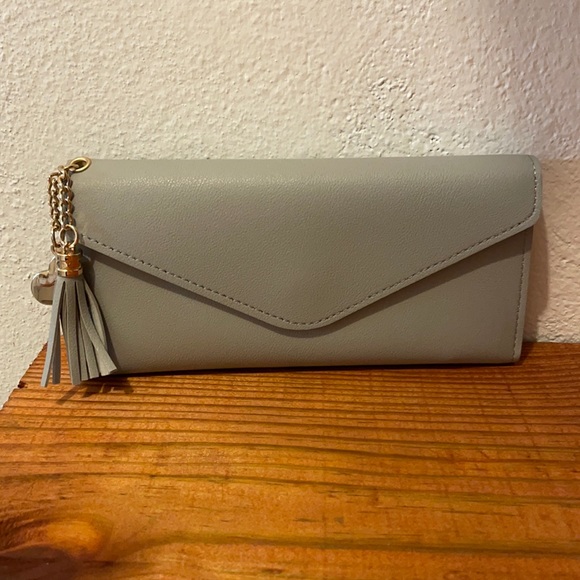 Handbags - 🆕! Light Grey With Heart Detail Wallet